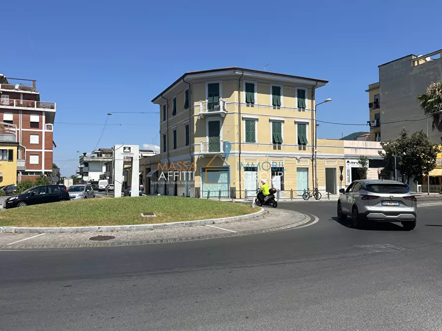 Immagine 3 di Locale commerciale in affitto  in Viale XX Settembre 199 a Carrara