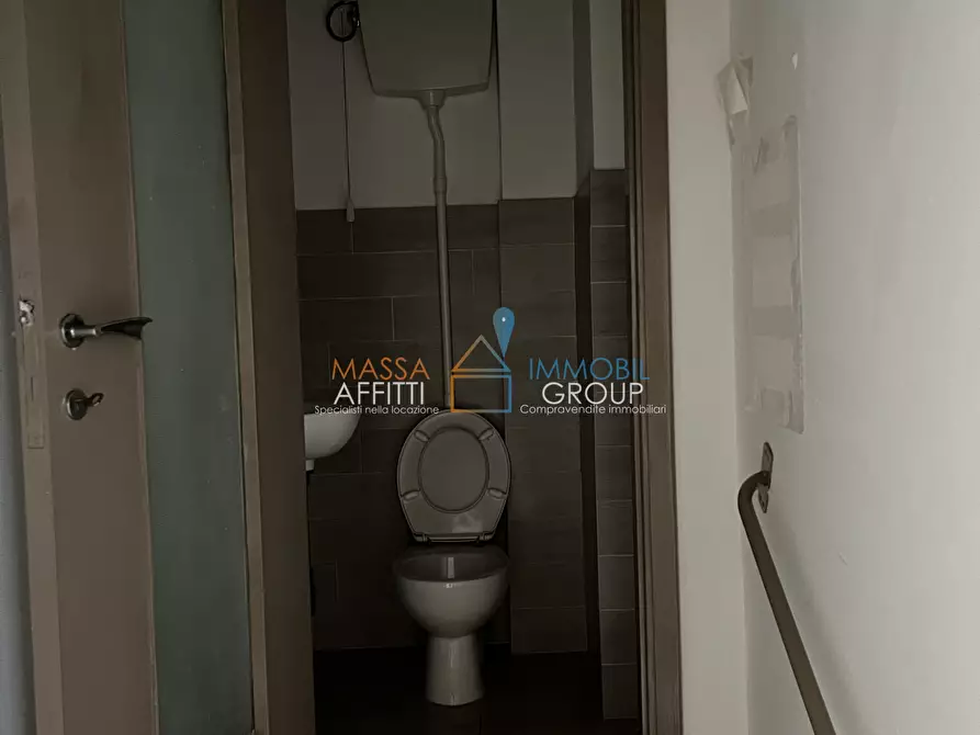 Immagine 8 di Locale commerciale in affitto  in Via Democrazia 42 a Massa