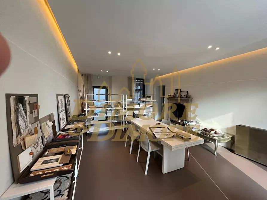 Immagine 6 di Locale commerciale in affitto  a Sesto Calende