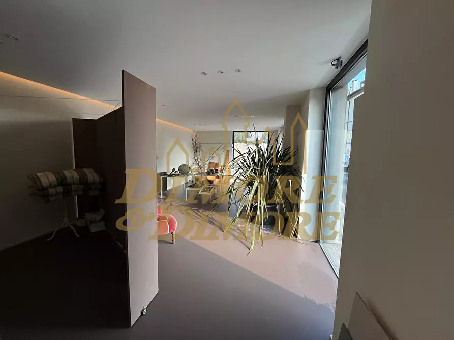 Immagine 17 di Locale commerciale in affitto  a Sesto Calende