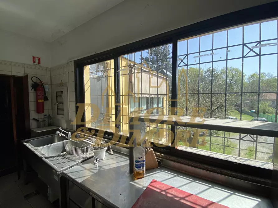 Immagine 29 di Showroom in vendita  a Castelletto Sopra Ticino