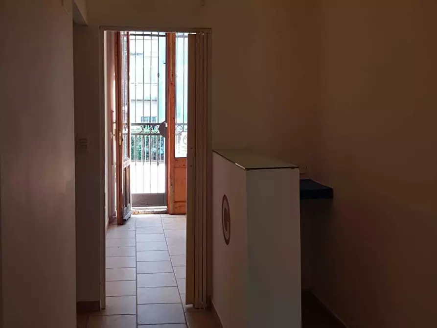 Immagine 5 di Locale commerciale in affitto  a Gravina Di Catania