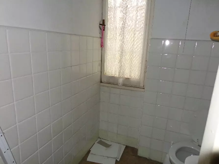 Immagine 6 di Locale commerciale in vendita  in Piazza Giovanni Tarello 3 a Genova