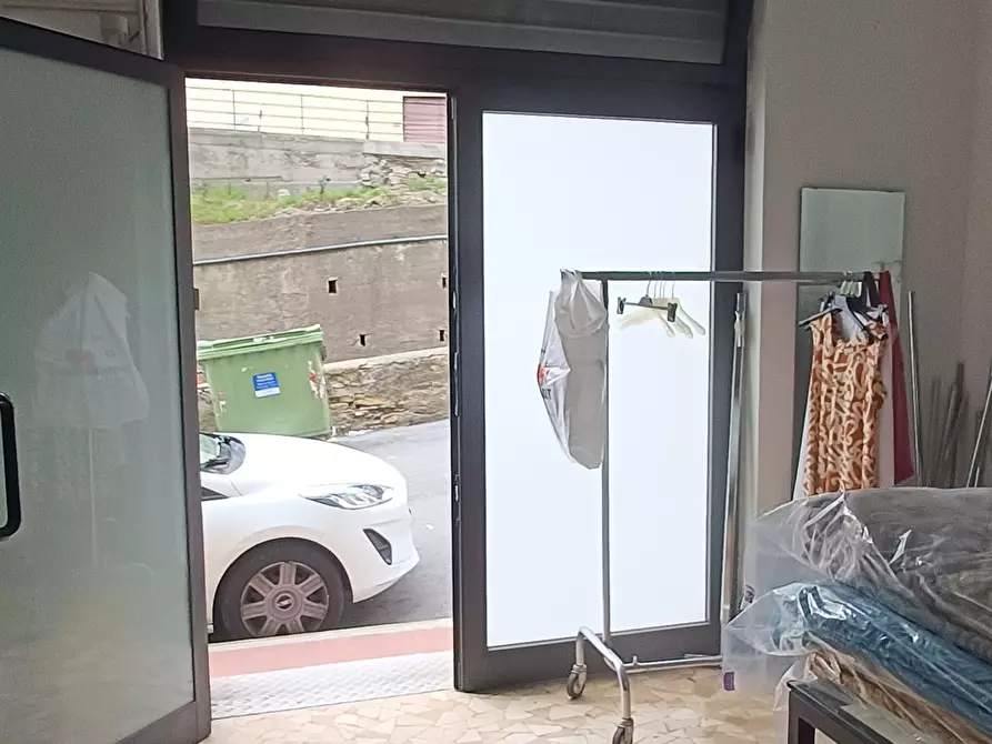 Immagine 26 di Locale commerciale in vendita  in Via dei Platani 35 R a Genova