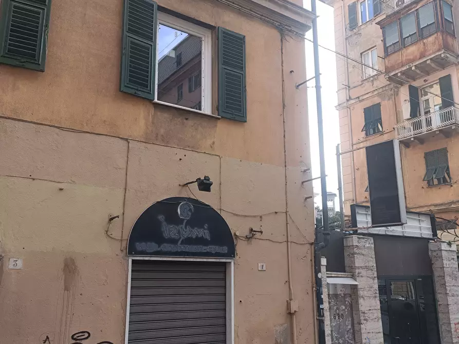 Immagine 19 di Locale commerciale in affitto  a Genova