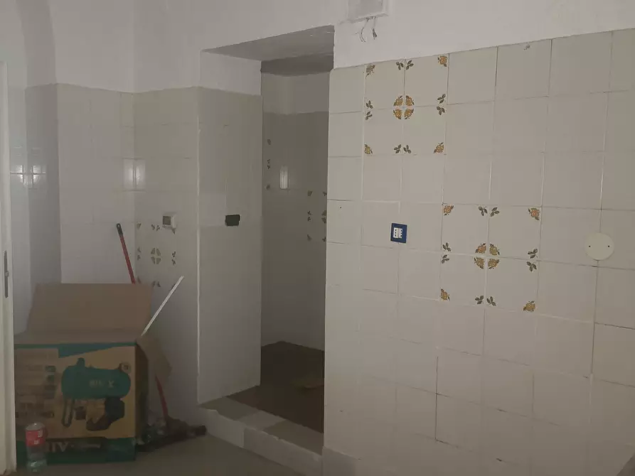 Immagine 11 di Locale commerciale in affitto  a Genova