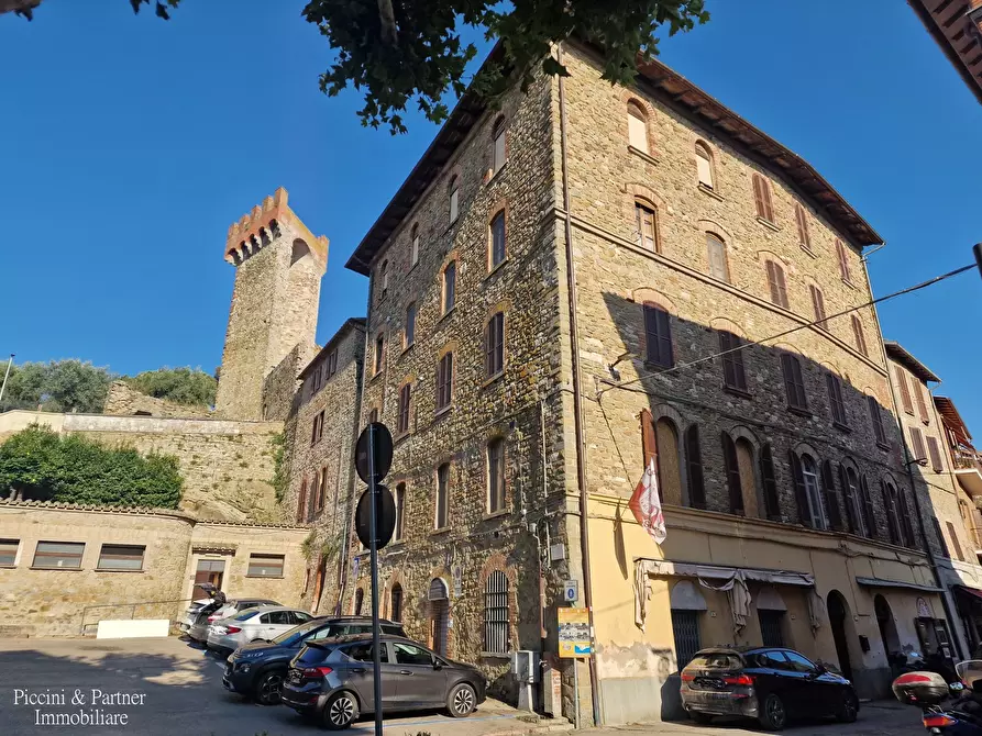 Immagine 1 di Pentalocale in vendita  in Piazza Aldo Moro 10 a Passignano Sul Trasimeno