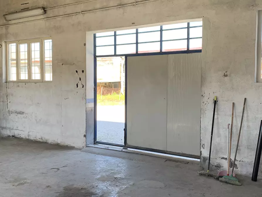 Immagine 10 di Attività artigianale in affitto  a Pietrasanta