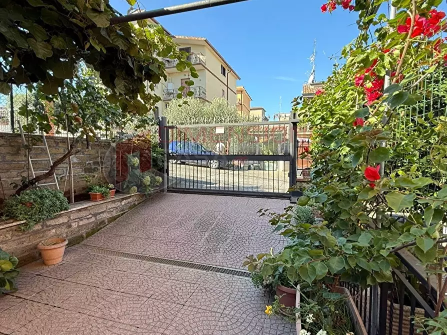 Immagine 3 di Quadrilocale in vendita  in VIA DEL FOSSO DELL'OSA a Roma