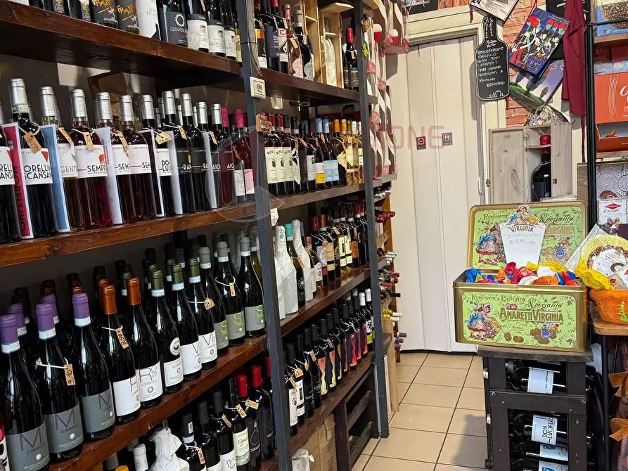 Immagine 6 di Attività commerciale in vendita  in Via Borghesiana a Roma