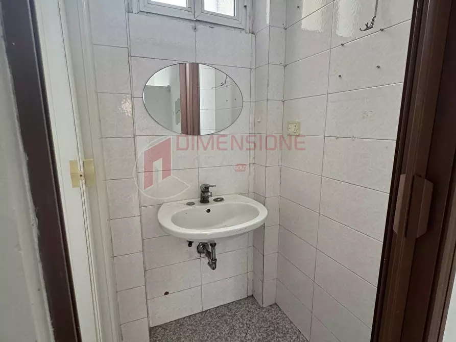 Immagine 6 di Locale commerciale in vendita  in via delle rondini a Roma