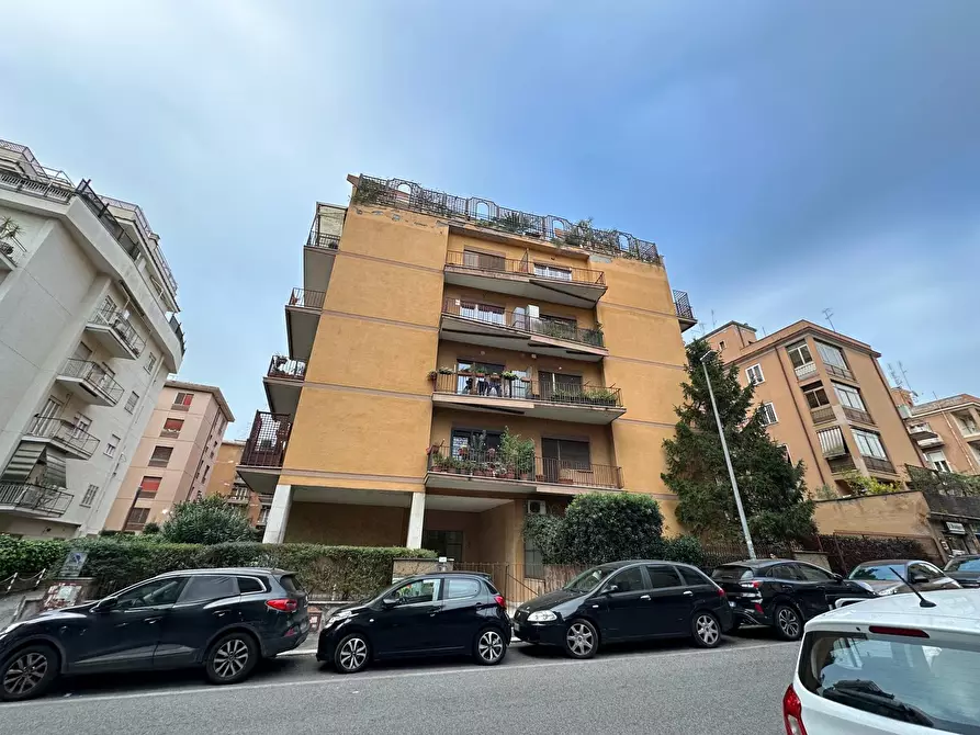 Immagine 1 di Pentalocale in vendita  in via carlo lorenzini 64 a Roma