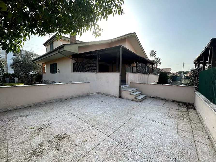 Immagine 4 di Casa trifamiliare in vendita  in Via Svetonio 73 a Guidonia Montecelio