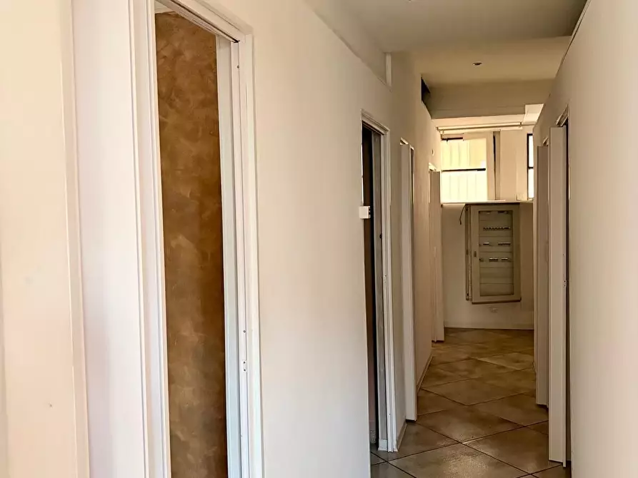 Immagine 5 di Locale commerciale in affitto  in Piazza Palmiro Togliatti a Scandicci