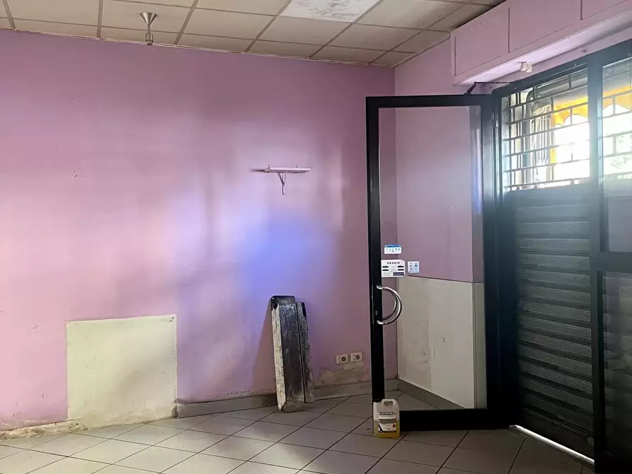 Immagine 2 di Locale commerciale in vendita  in Via Corbinaie a Scandicci