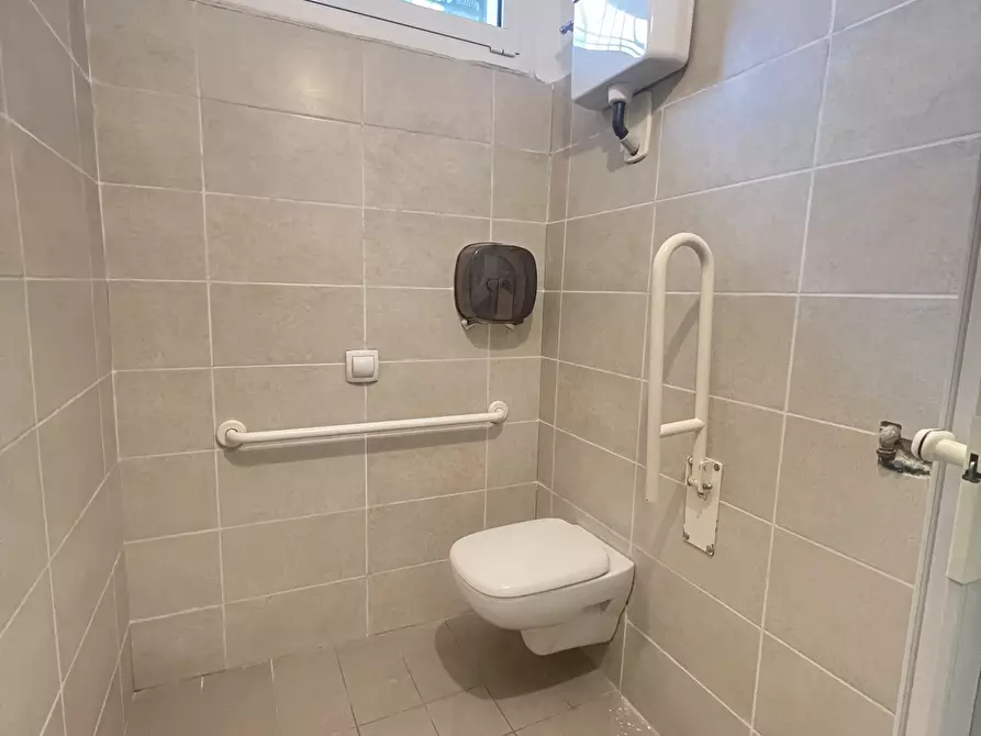 Immagine 23 di Locale commerciale in vendita  in Via Argini 2 a Ravarino