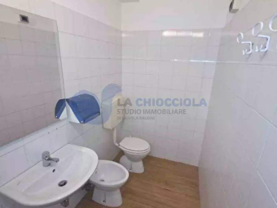 Immagine 17 di Locale commerciale in affitto  a Bologna