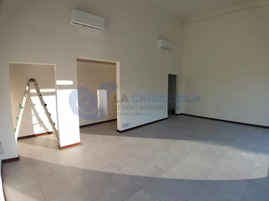 Immagine 15 di Locale commerciale in affitto  a Bologna