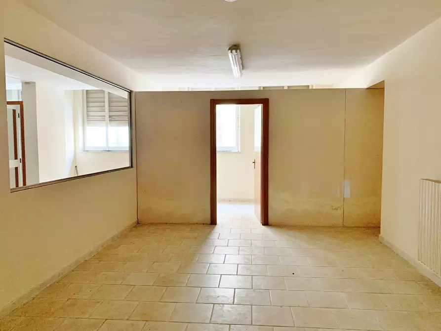 Immagine 13 di Magazzino in vendita  a Catanzaro