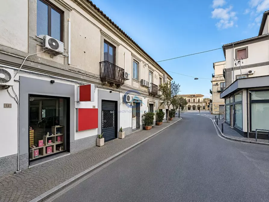 Immagine 1 di Locale commerciale in affitto  in Via Tommaso Gullì 9 a Catanzaro
