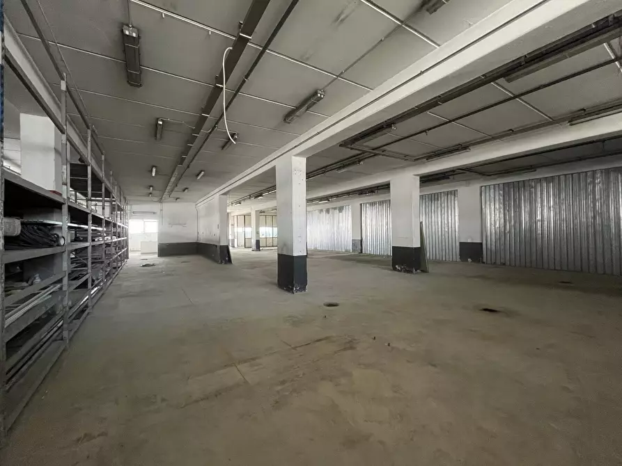 Immagine 3 di Magazzino in affitto  in Viale della Valle Lucrezia 50 a Catanzaro