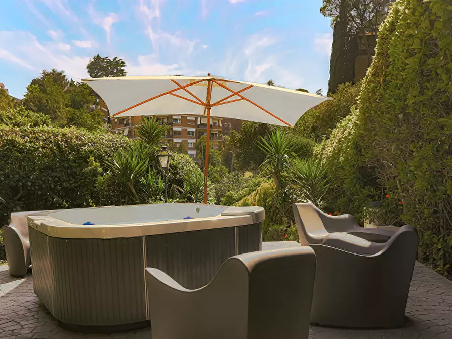 Immagine 13 di Pentalocale in vendita  in Via Misurina a Roma