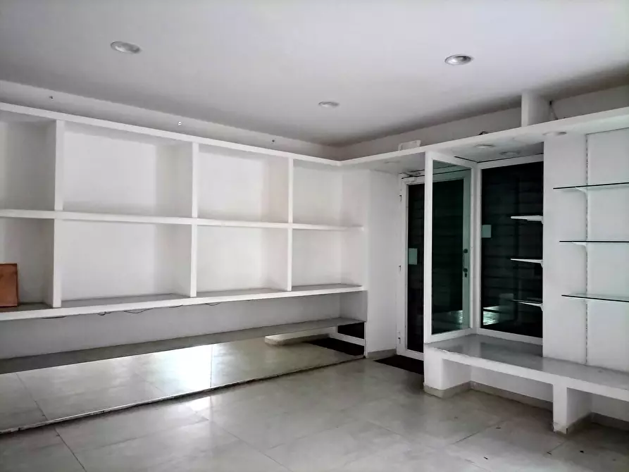 Immagine 5 di Locale commerciale in affitto  in Piazza dei Mirti 16 a Roma