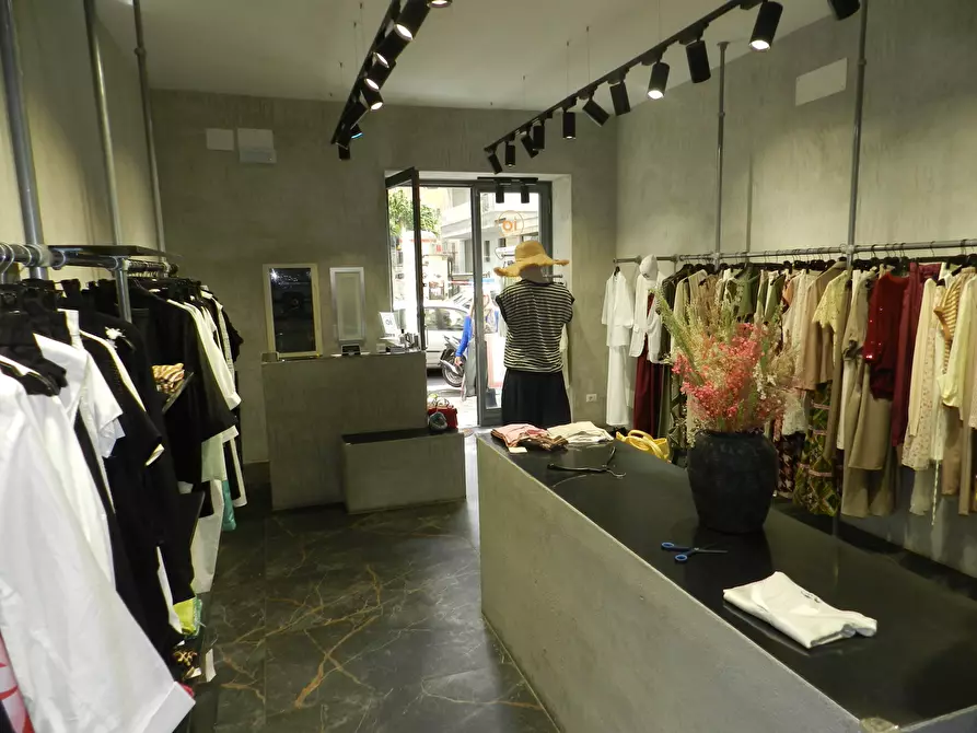 Immagine 6 di Locale commerciale in affitto  in Via Edoardo Jenner a Roma