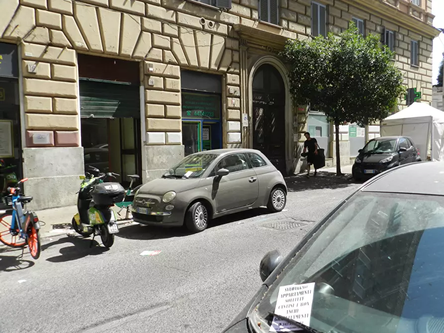 Immagine 2 di Locale commerciale in affitto  in Via Alessandria a Roma