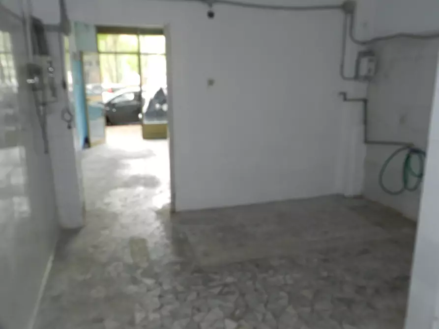 Immagine 7 di Locale commerciale in affitto  in Via dei Campi Flegrei 47 a Roma