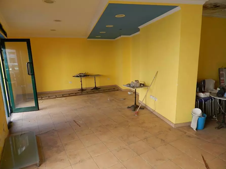 Immagine 9 di Locale commerciale in vendita  in via degli abeti a Roma