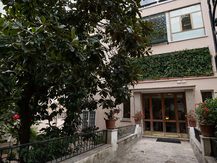 Immagine 3 di Pentalocale in vendita  in Via Nerola 16 a Roma