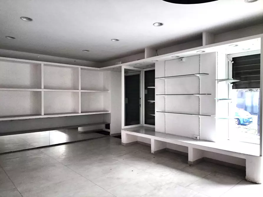 Immagine 4 di Locale commerciale in affitto  in Piazza dei Mirti 16 a Roma