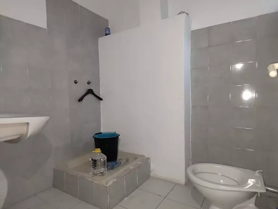 Immagine 9 di Magazzino in vendita  in Via Passo del Furlo 31 a Roma