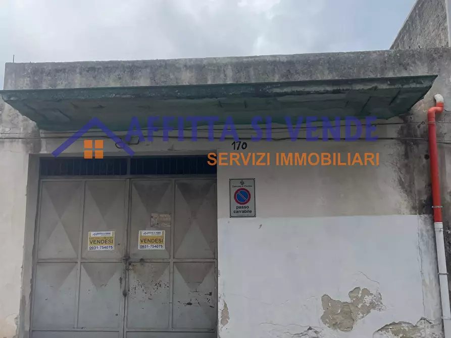 Immagine 1 di Magazzino in vendita  a Floridia
