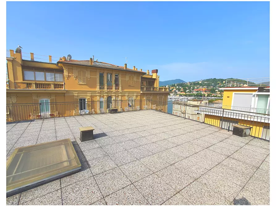 Immagine 29 di Trilocale in vendita  a Rapallo