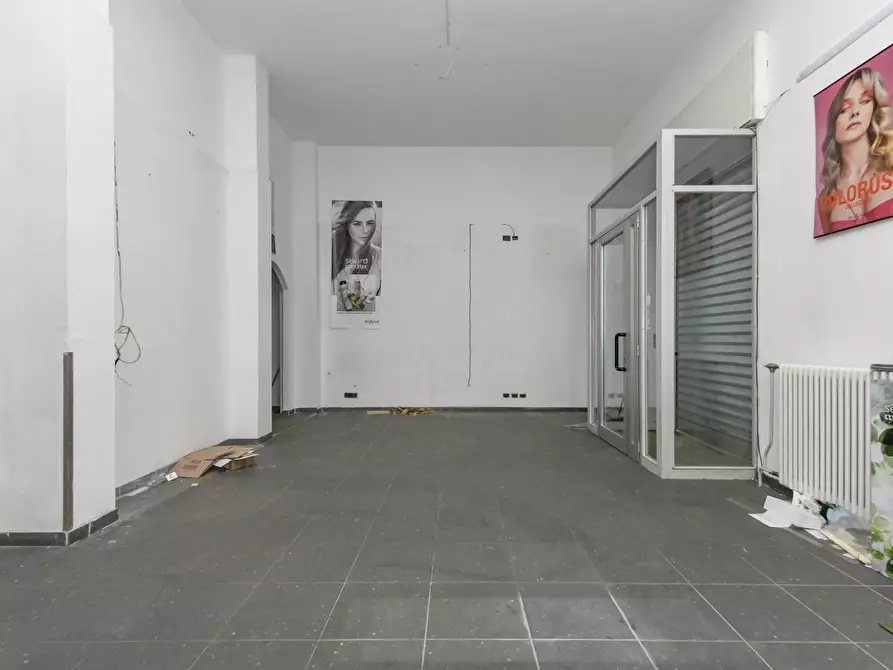 Immagine 5 di Locale commerciale in vendita  in via emanuel 22 a Torino