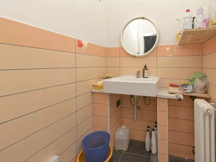 Immagine 21 di Locale commerciale in vendita  in via emanuel 22 a Torino