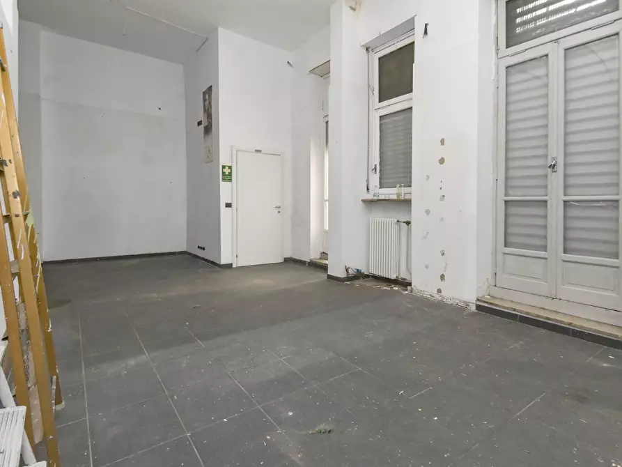 Immagine 15 di Locale commerciale in vendita  in via emanuel 22 a Torino