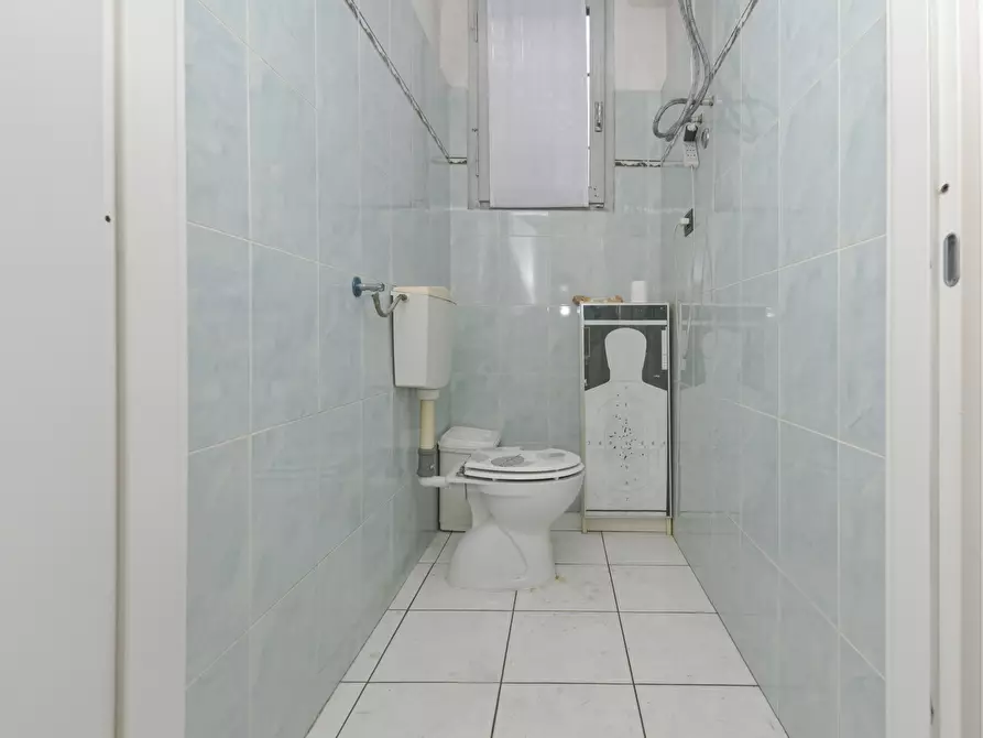 Immagine 22 di Locale commerciale in vendita  in via emanuel 22 a Torino