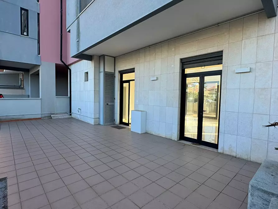 Immagine 3 di Locale commerciale in vendita  in VIA VITTORIO VENETO a Monopoli