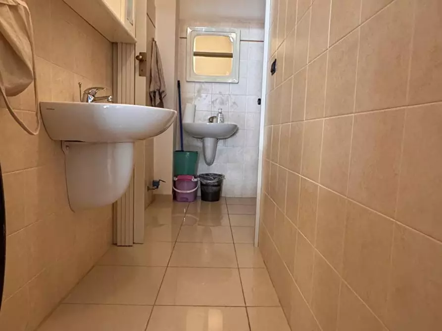 Immagine 10 di Locale commerciale in vendita  in via roma a Monopoli