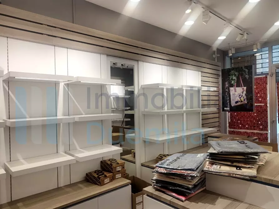 Immagine 4 di Locale commerciale in affitto  a Bologna