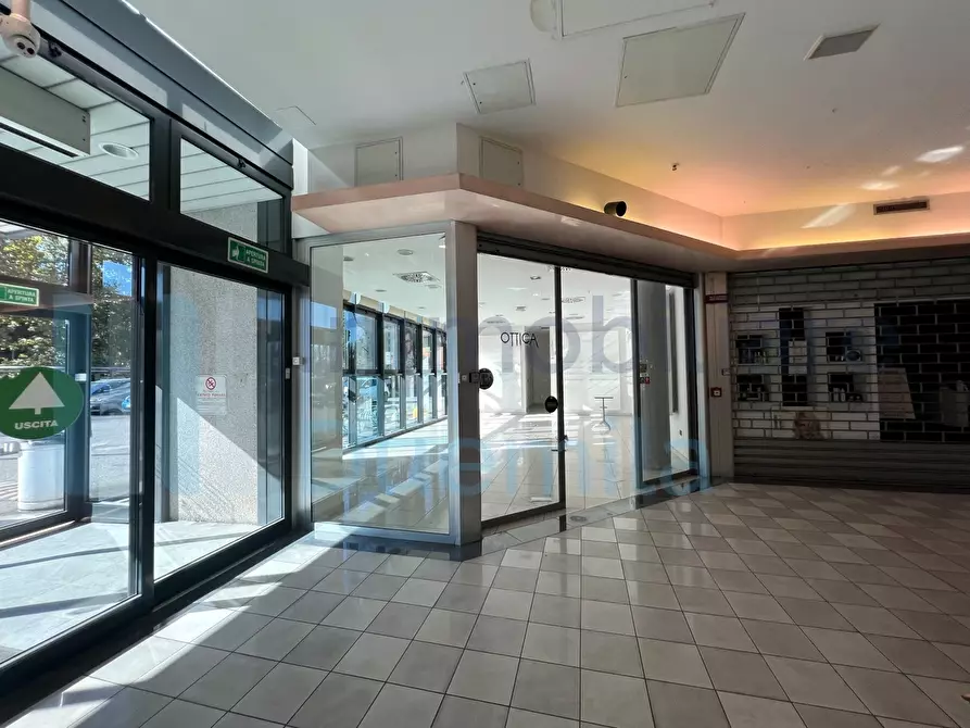 Immagine 19 di Locale commerciale in affitto  a Bologna