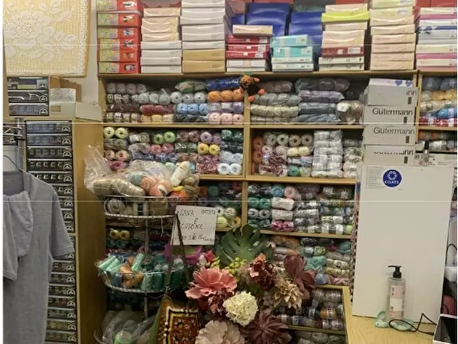 Immagine 4 di Locale commerciale in vendita  in Via Roma 7 a Valenza