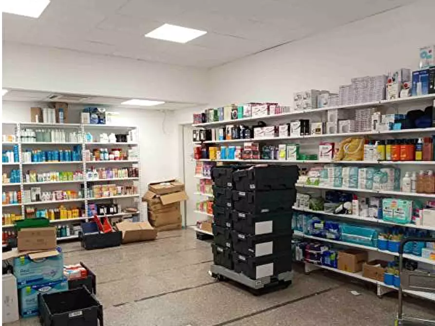 Immagine 6 di Showroom in vendita  in Via Sestri 63 a Genova