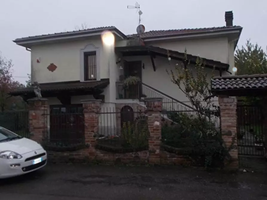 Immagine 1 di Villa in vendita  in Strada Cerca 9 a Tortona