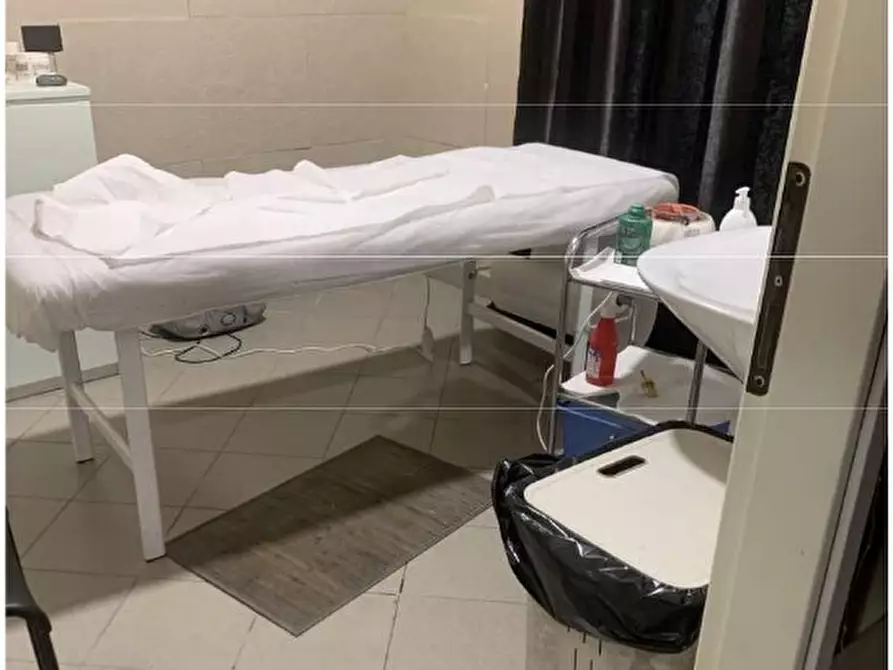 Immagine 6 di Locale commerciale in vendita  in Via Roma 11 a Valenza