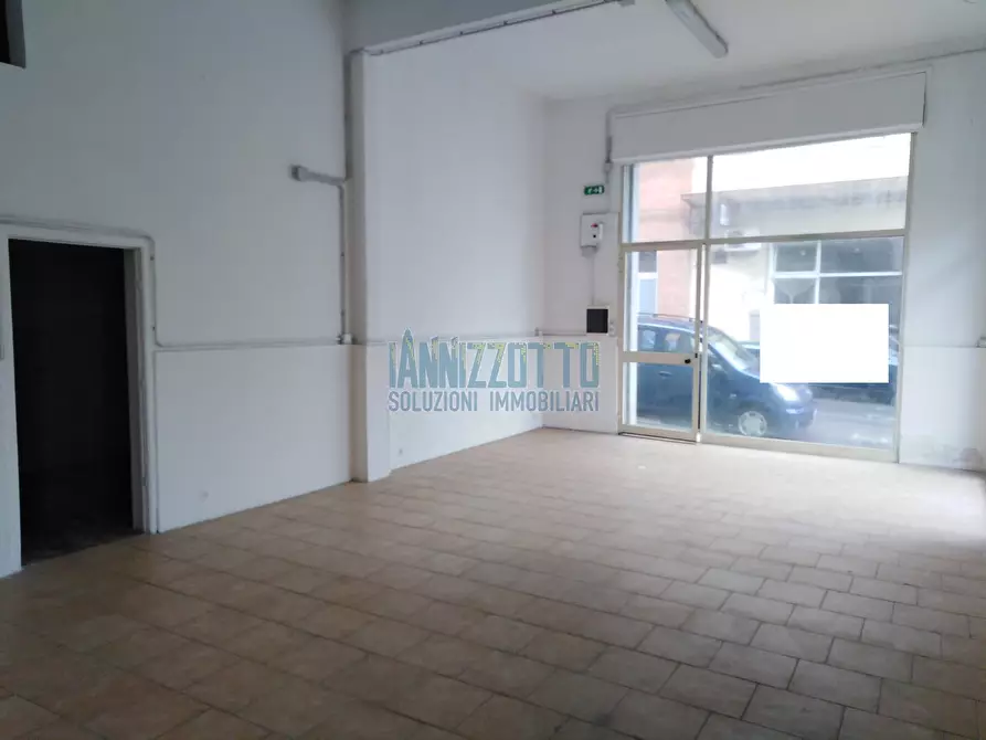 Immagine 4 di Locale commerciale in affitto  a Ragusa