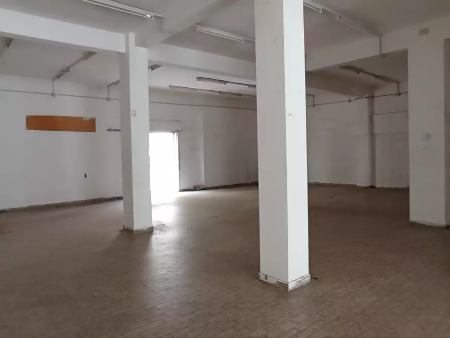 Immagine 4 di Locale commerciale in affitto  a Ragusa